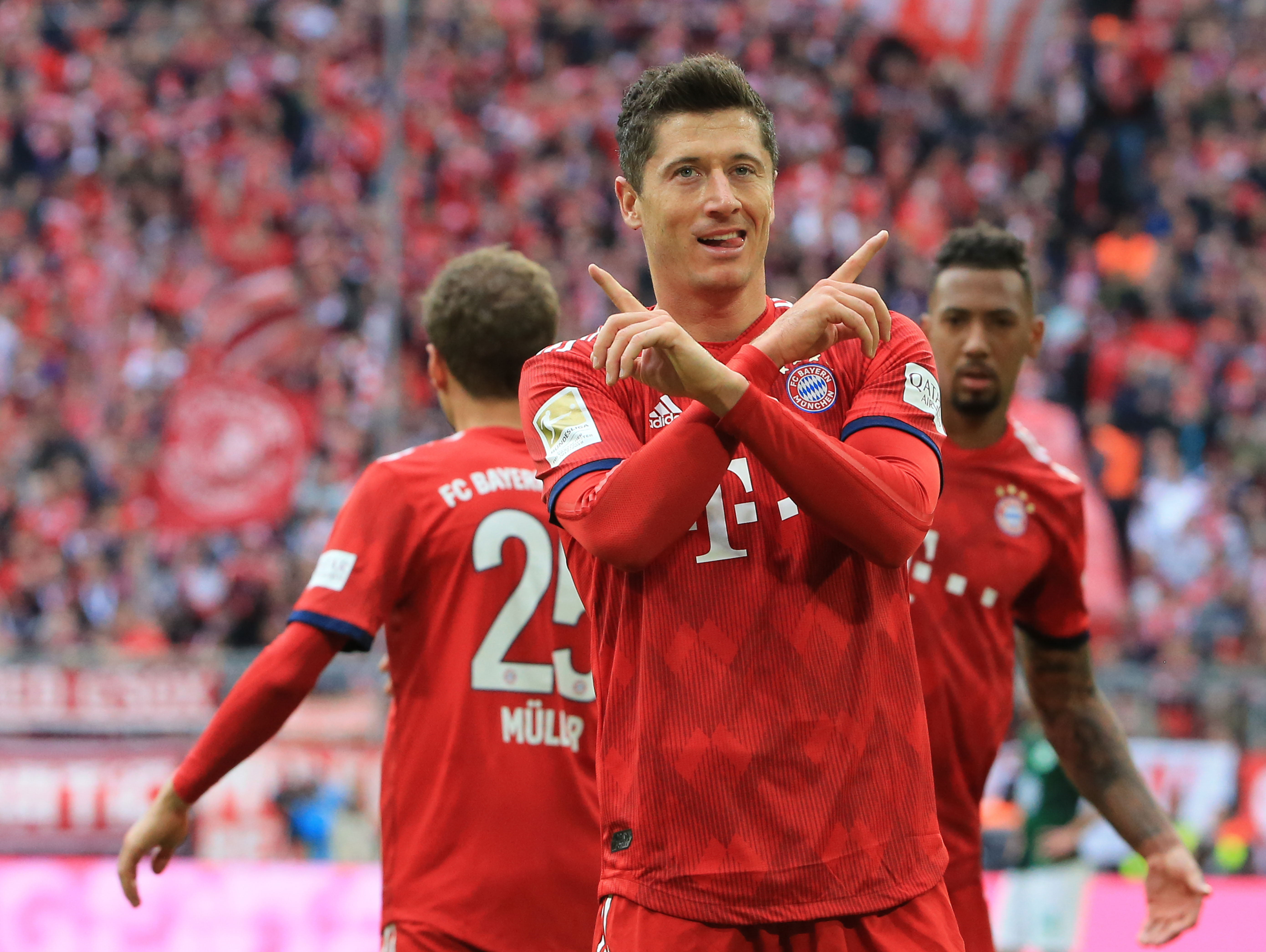 劳塔罗进球后比出A字，把进球献给受伤的前队友阿什拉夫