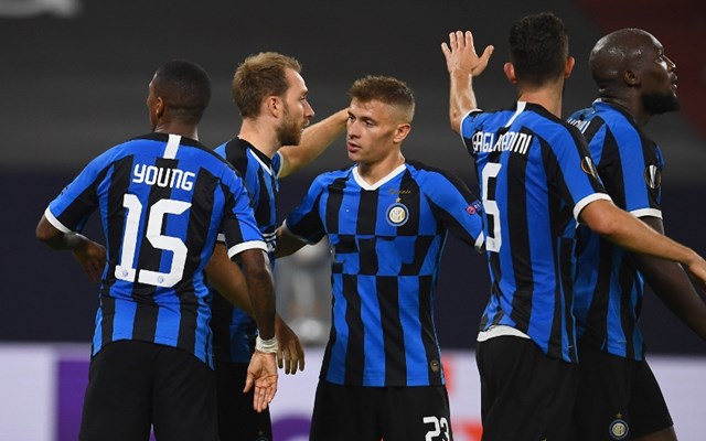 马刺客场115-102击败开拓者，福克斯37分带队取胜，展现全面实力。